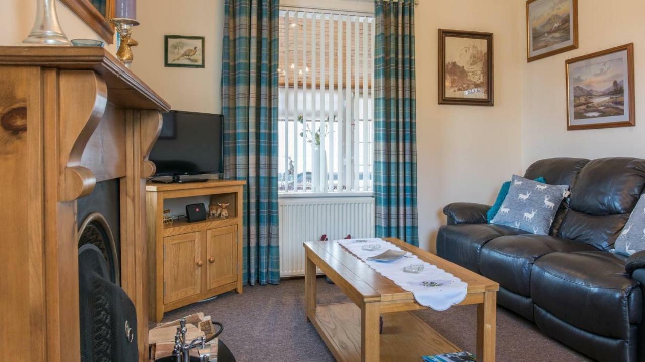 Holiday home Pippin, Tranquil Scottish With Hot Tub Airdrie