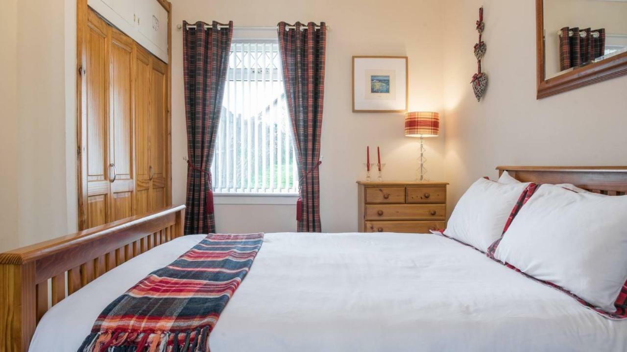 Pippin, Tranquil Scottish With Hot Tub * Airdrie