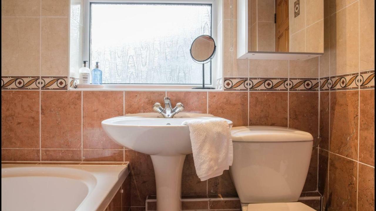 Pippin, Tranquil Scottish With Hot Tub Airdrie
